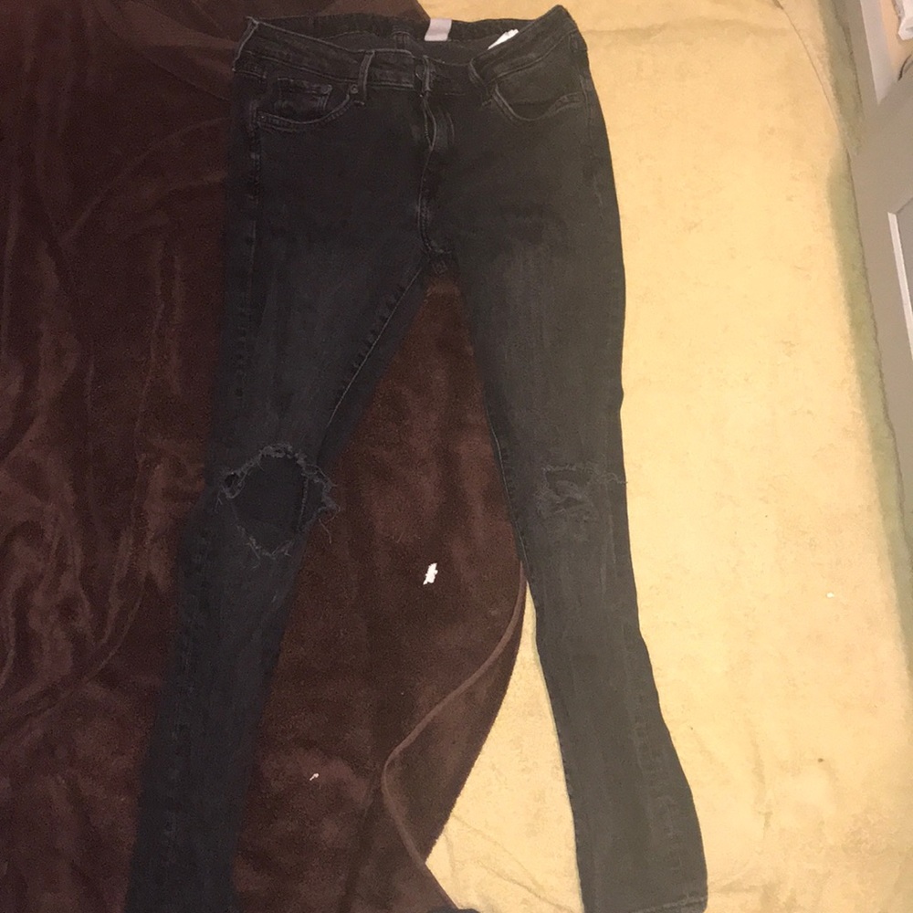 BLACK DISTRESSED JEANS